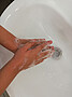 Händewaschen und andere Hygieneregeln werden in den Kitas mit den Kindern besprochen und durchgeführt.